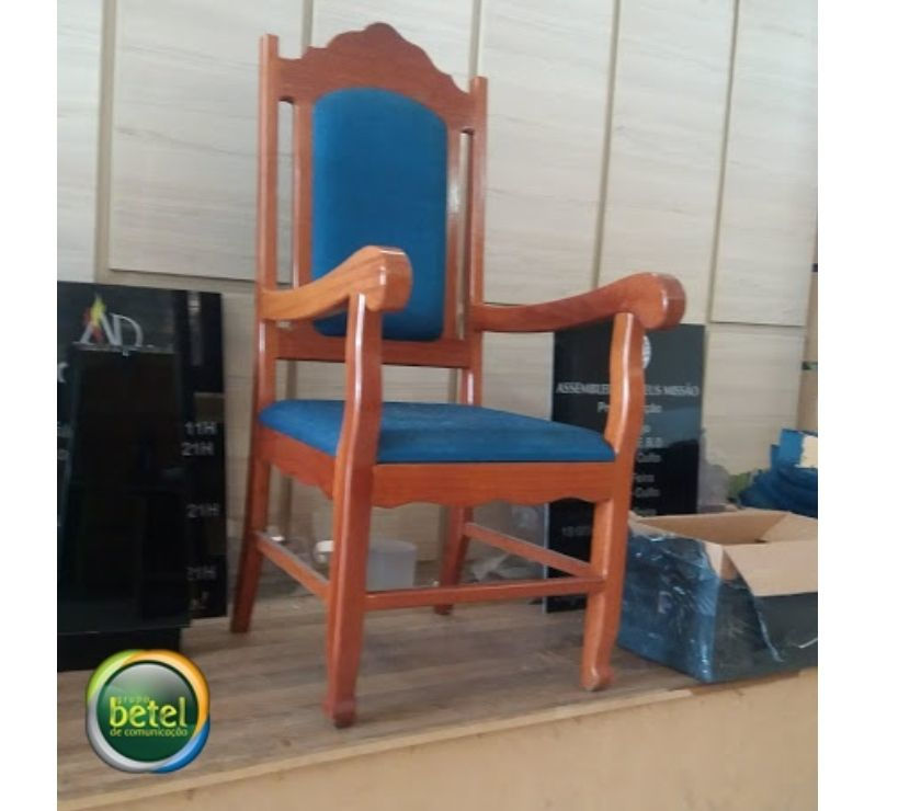 cadeira de madeira para sua casa, igreja, capela e etc..