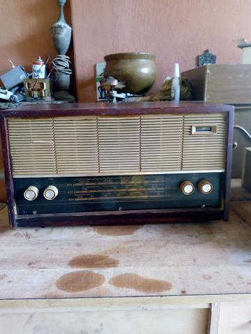 Rádio Philips antigo 
