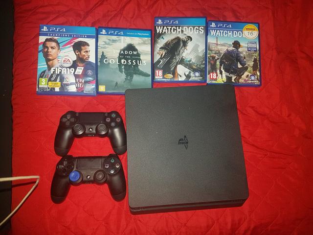 PS4 Slim + 2 Controles+ 4 jogos