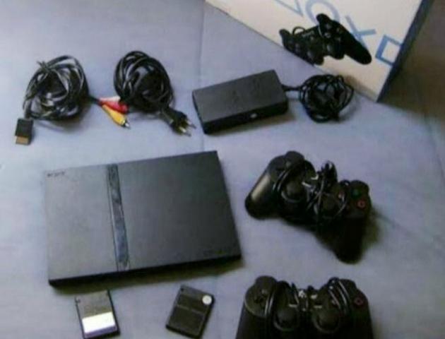 PlayStation 2 Slim + 2 Controles + Memory Card