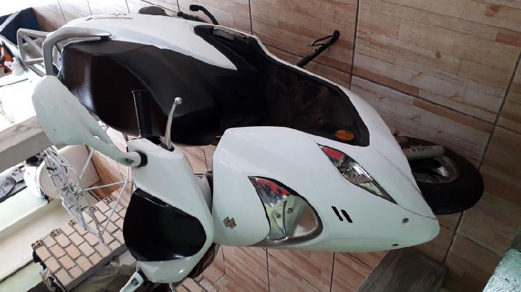 Vende-se Suzuki BURGMANN 2013