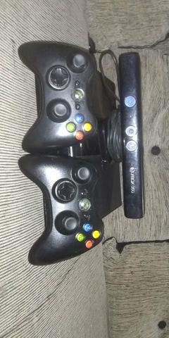 Xbox 360 dois controles e sensor Kinect