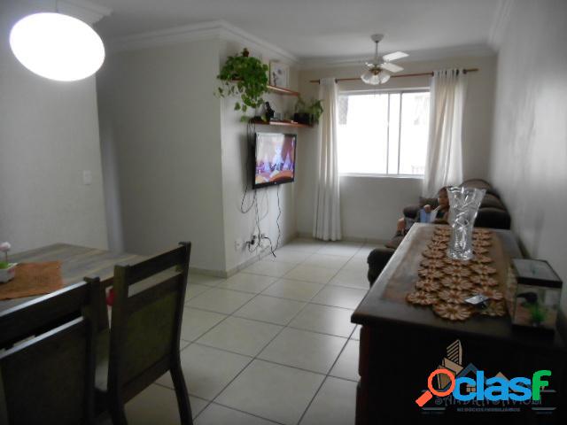 Apartamento com Três Dormitórios, Repleto de Armários!