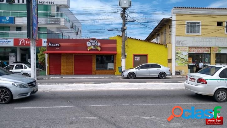 Excelente lojão comercial em frente a Praça de São