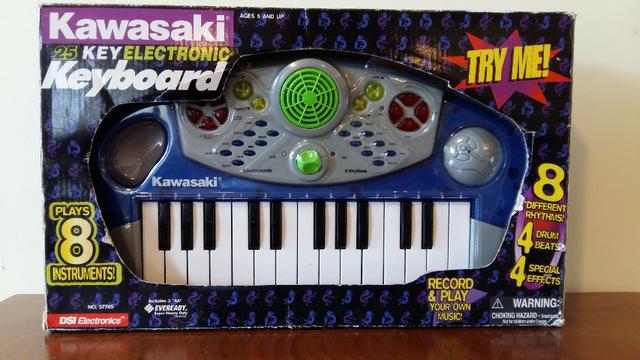 Teclado Kawasaki infantil, 8 instrumentos, duas oitavas.