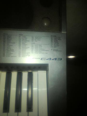 Vendo teclado Yamaha PSR E443 em ótimo estado