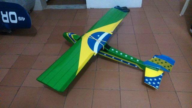 Aeromodelo Asa Alta Trainer Cor Verde Com Amarelo E Azul -