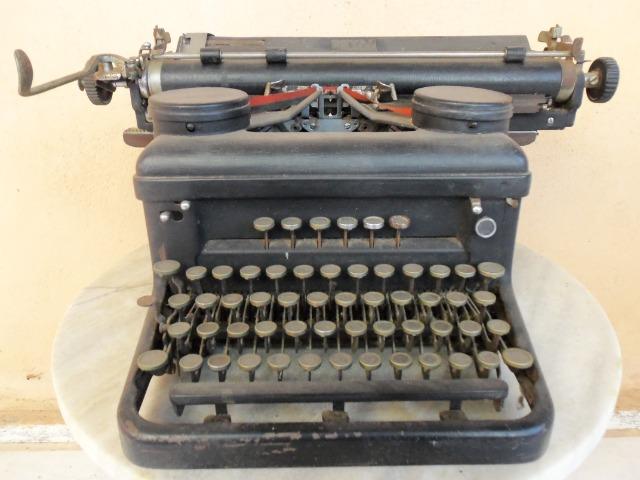 Antiga máquina de escrever marca RoyaL