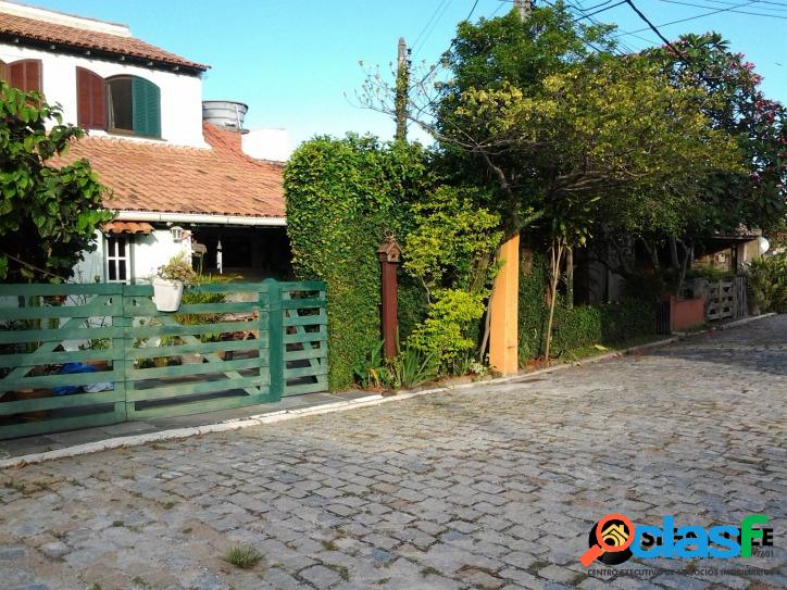 Casa estilo colonial, 4 quartos condomínio Cabo Frio RJ