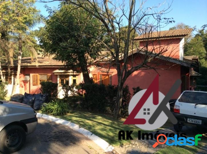 Casa térrea em condomínio, 1300 metros de terreno e 200 m2