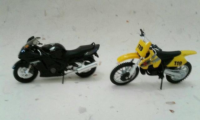 Duas Miniatura Moto Honda e Suzuki