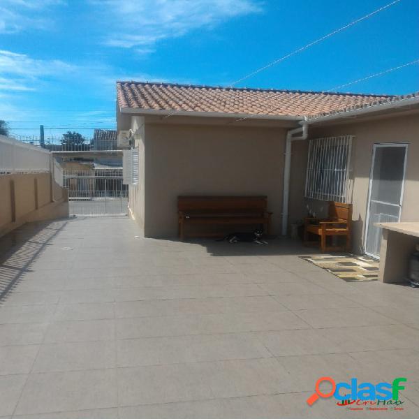 Linda casa com 2 dormitórios, com pátio e quintal no