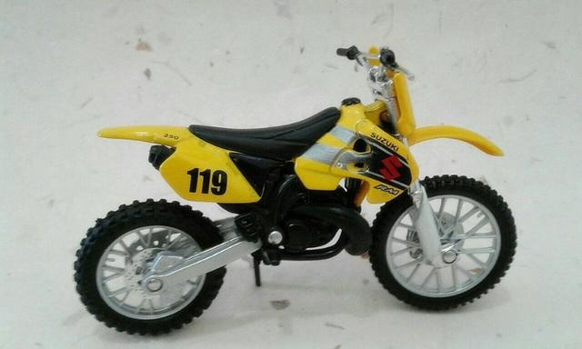 Miniatura Moto Suzuki