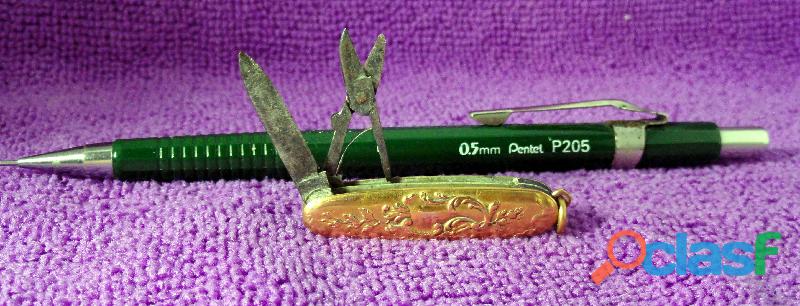 Mini canivete antigo em ouro trabalhado.