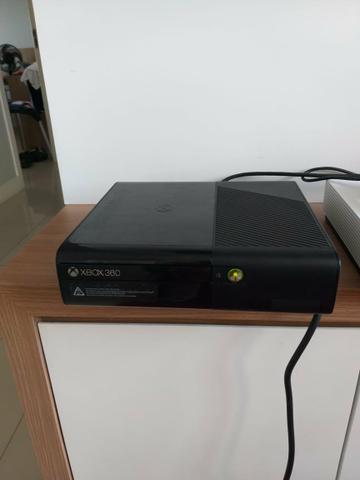 Vendo Xbox 360 cm Kinect e 2 controles, 3 jogos