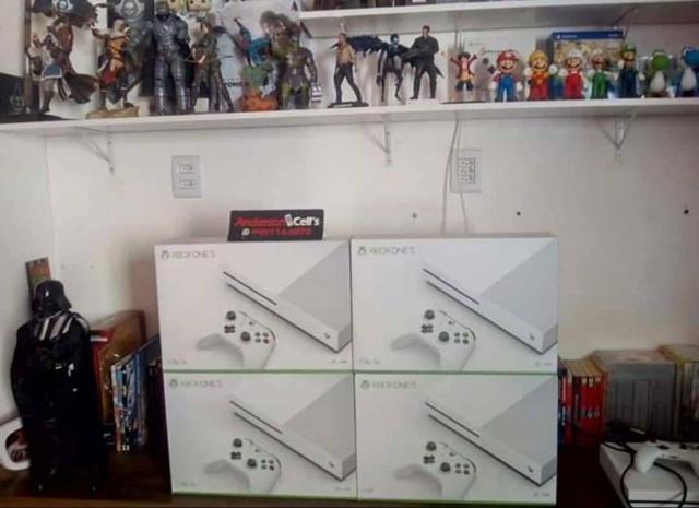 Xbox One S 1TB de memória nunca usado 6 meses de garantia