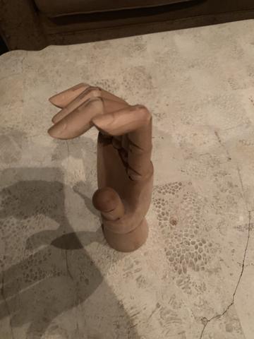 Enfeite em formato de uma mão, completamente flexível