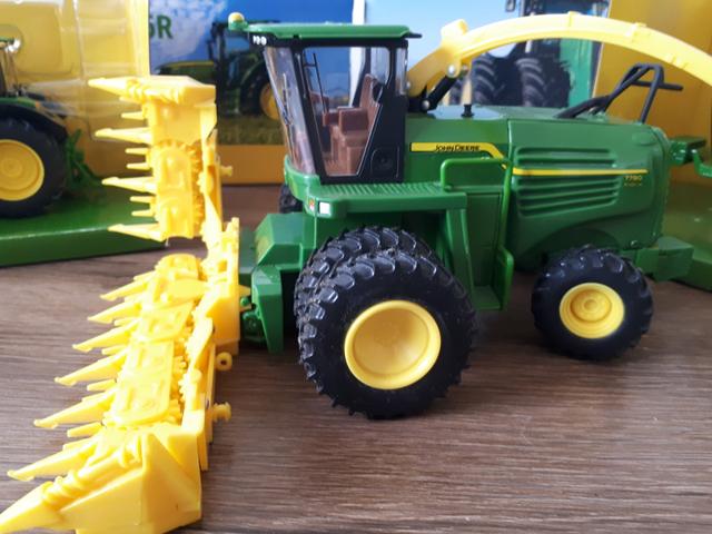 Miniatura John Deere Forrageira - Escala 1/32