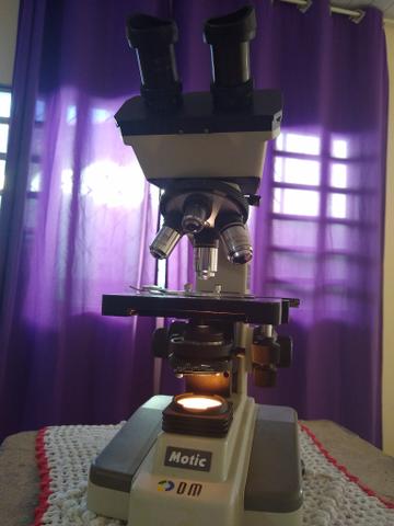 Microscópio com objetivas planas