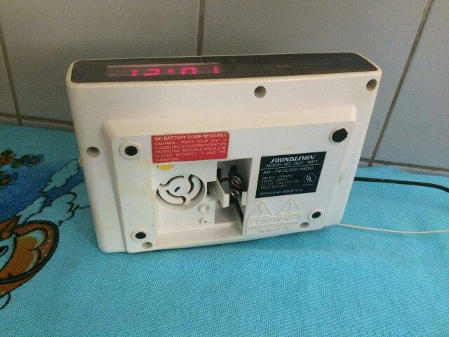 Radio e despertador eletronico antigo