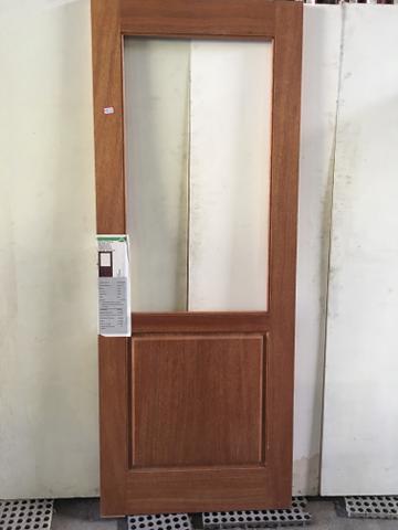 Porta de madeira maciça em cedro panorâmica