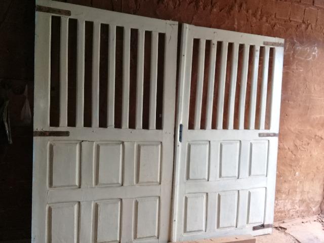 Vendo 3 portões de madeira usado