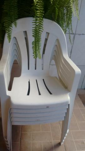 05 cadeiras de plástico de jardim em bom estado,.