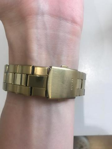 Relógio guess dourado com pedras