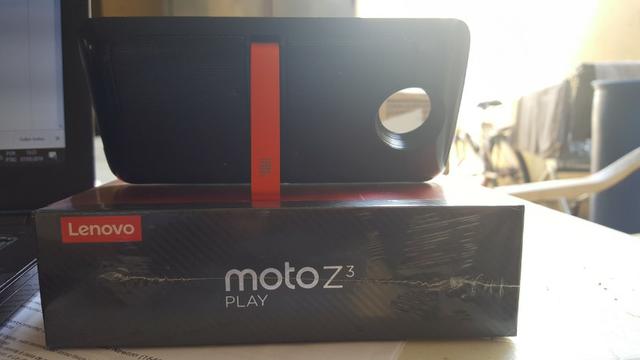 Motorola Z3 play acompanhado de dois snaps
