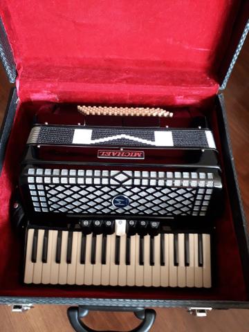 Acordeon Michael 80 Baixos, Case, 7 Registros R$ 