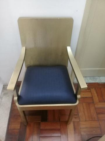 Cadeira de braço com patina dourada