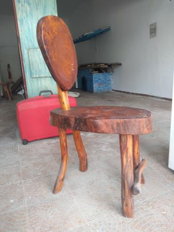 Cadeira rústica de madeira maciça