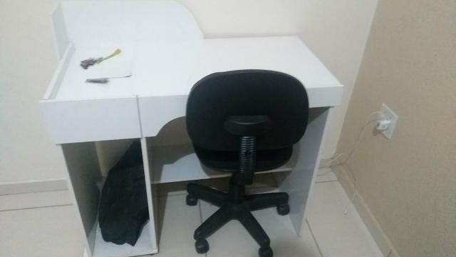 Escrivaninha e cadeira
