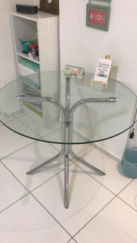 Mesa com tampa de vidro