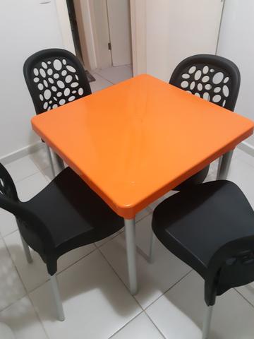 Mesa de plástico com 4 cadeiras
