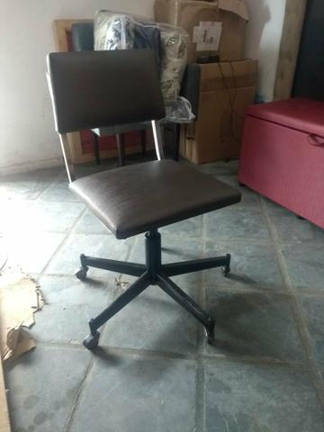 Vendo esta cadeira por 60 refomanda