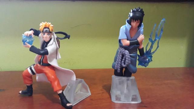 Boneco de Naruto e Sasuke