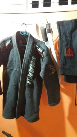Caixa térmica gigante e kimono de Jiu Jitsu completo
