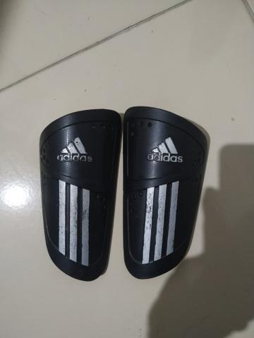 Caneleira Adidas