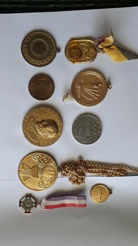 Coleção de 10 medalhas comemorativas e trofèu R$70