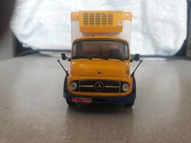 Miniatura caminhão Mercedes-Benz 
