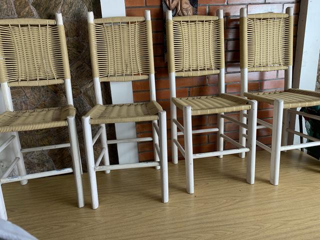 Mesa e cadeiras