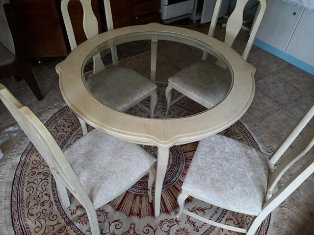 Mesa redonda com 4 cadeiras
