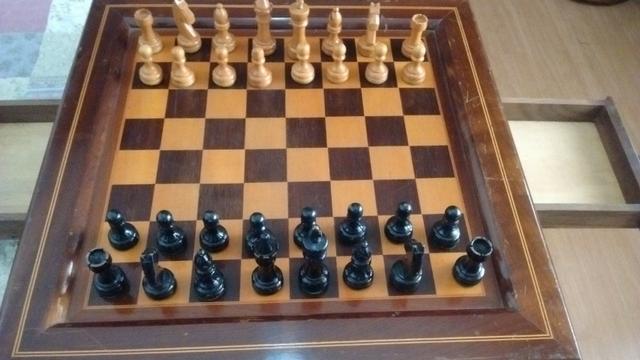Jogo de Xadrez, em madeira. Completo e com gavetas para
