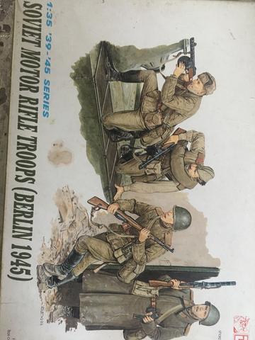 Kit plastimodelismo Soviet motor rifle troops berlin 