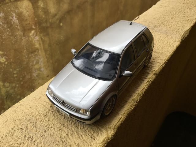 Miniatura Volkswagen Golf 1/18