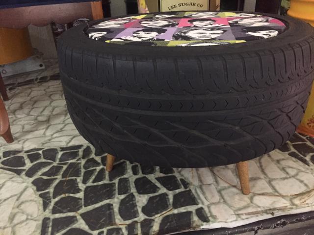 Mesinha lateral ou mesa de centro de pneu com estamparia