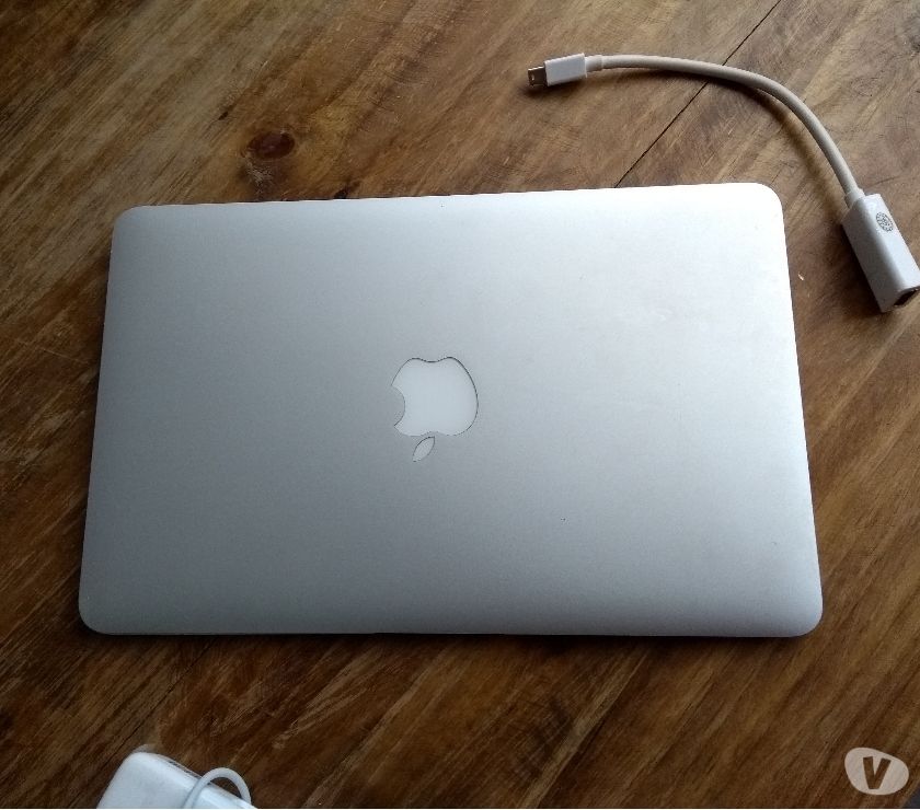 MacBook Air, carregador novo e adaptador HDMI.