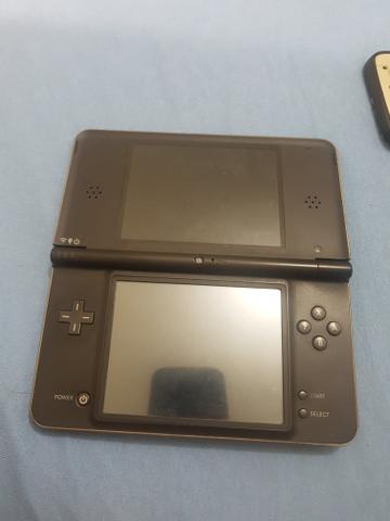 Nintendo DSi XL usando