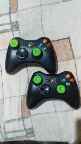 Os dois controle de Xbox 360 por 